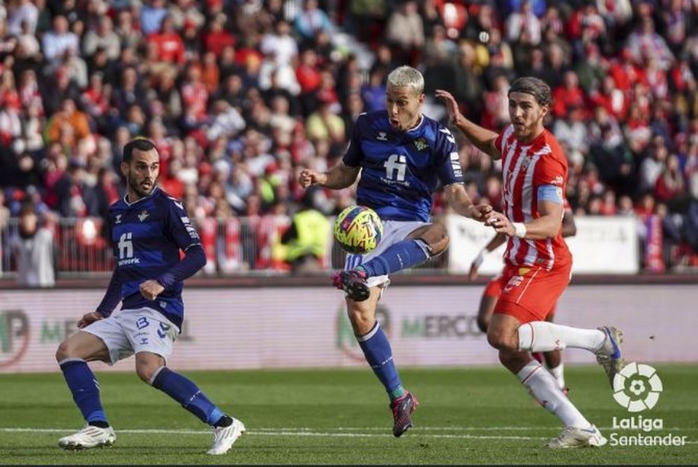 Canales anota el 1-2 en Almería con un sutil toque con el interior tras un prodigioso control previo.- LaLiga
