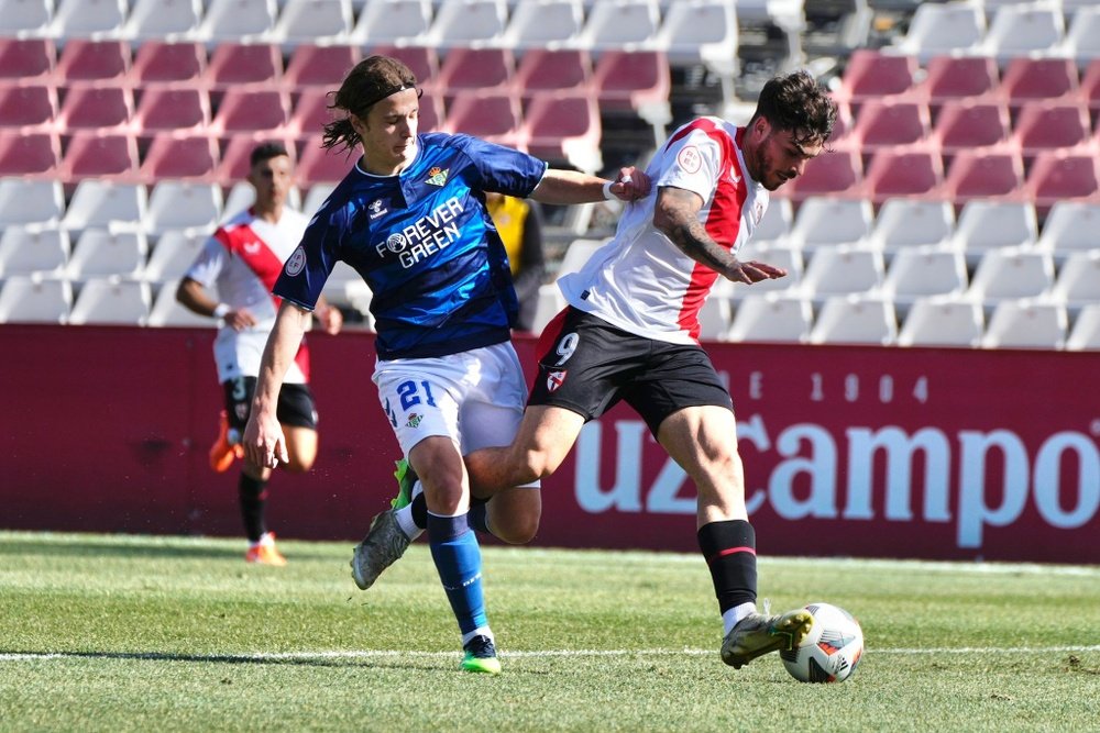 Imagen del posible penalti de Garreta sobre Isaac | Imagen: Sevilla FC