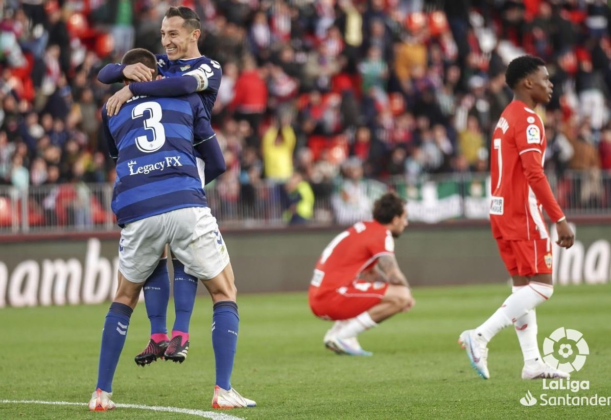 Guardado celebra cob Edgar el gol de la victoria en Almería este sábado pasado.- LaLiga