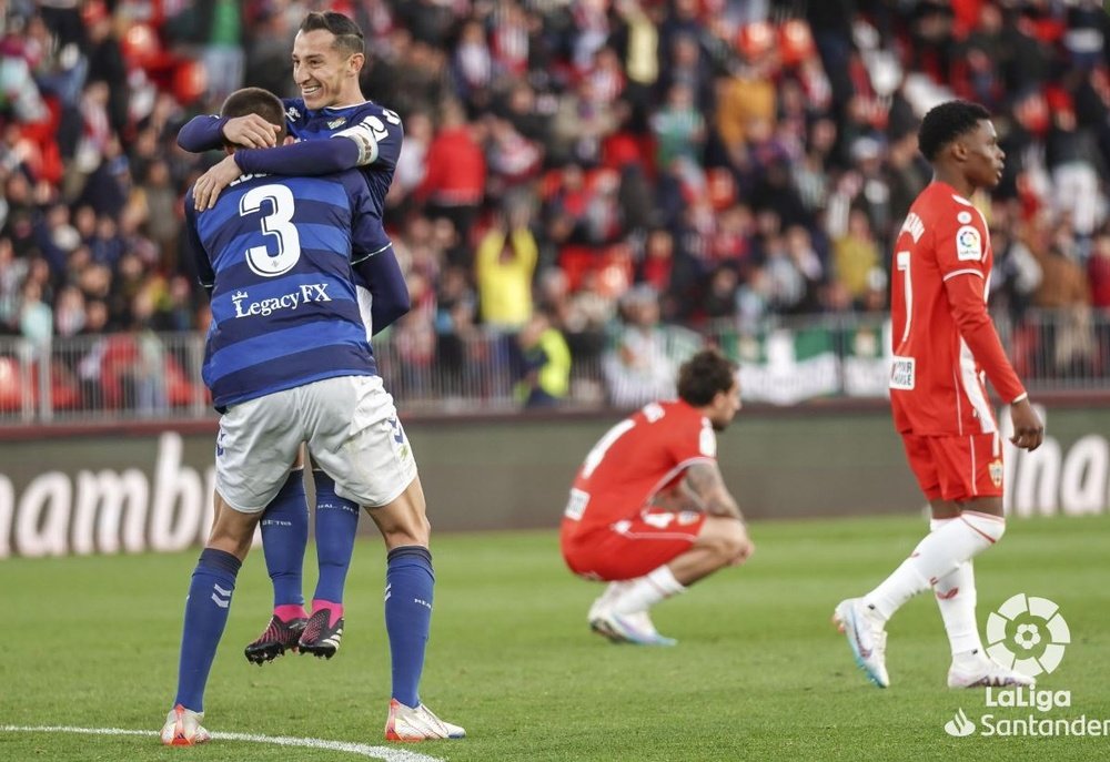 Guardado celebra cob Edgar el gol de la victoria en Almería este sábado pasado.- LaLiga