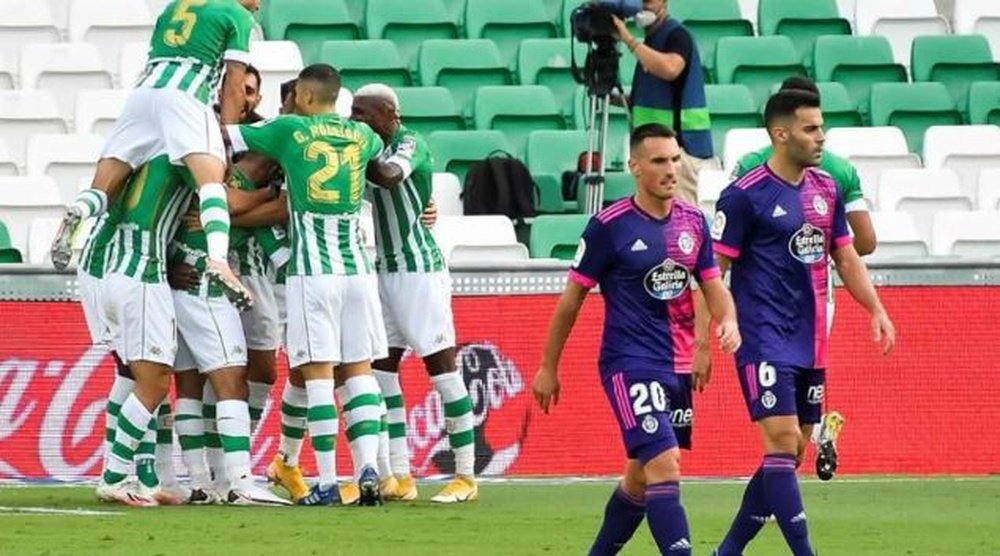 Los jugadores béticos celebran uno de los dos goles al Valladolid en su última visita al Benito Villamarín, el día del debut de Pellegrini en el banquillo bético, en plena pandemia.- Efe