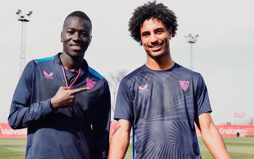 Pape Gueye, a la izquierda, se quedó fuera de la lista para la Europa League del Sevilla FC, en la que sí entró Loïc Badé, a la derecha. Foto: SFC Media