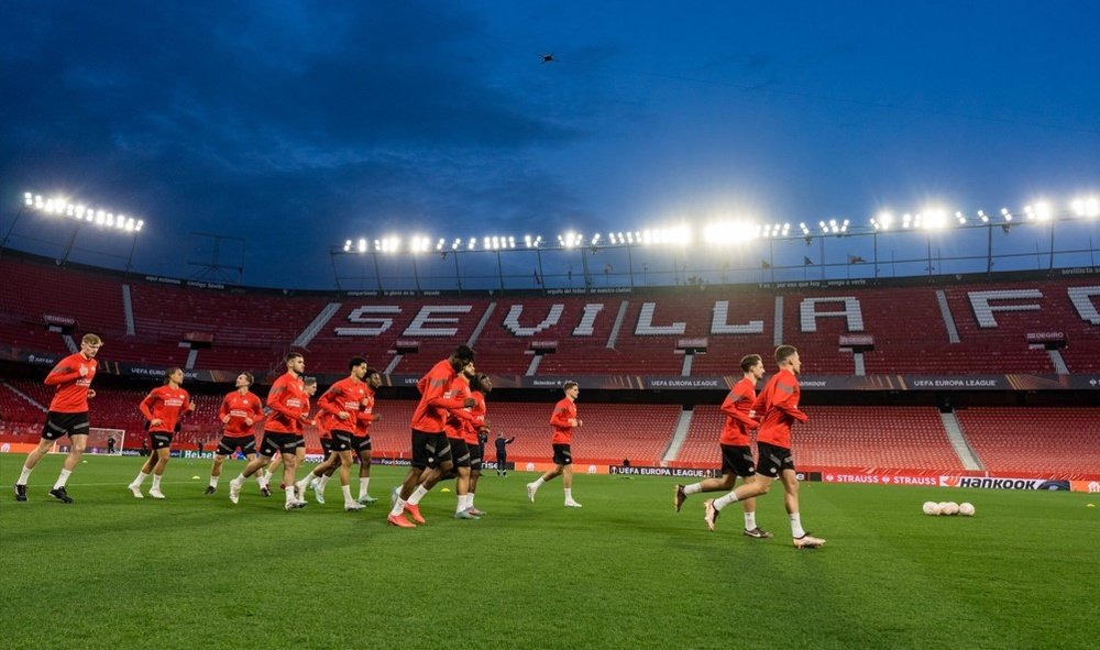 El PSV Eindhoven, en su entrenamiento previo al partido de ida del playoff de 1/16 de final de la Europa en el Ramón Sánchez-Pizjuán. Foto: SFC Media