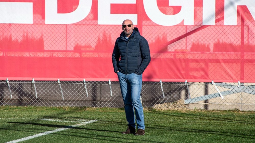 Imagen de Monchi observando un entrenamiento del Sevilla FC | Imagen: Mario Míjenz