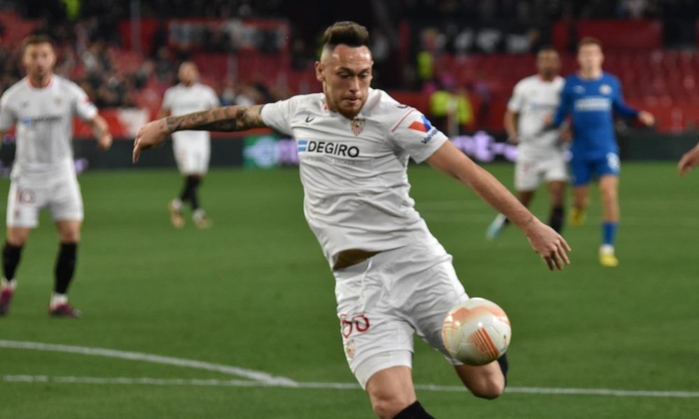 El extremo argentino del Sevilla FC, Lucas Ocampos, en el momento en el que golpea el balón para logar el tanto que suponía el 2-0 ante el PSV Eindhoven. Foto: Mario Míjenz