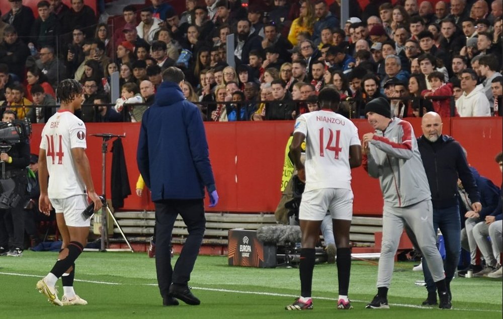 El entrenador del Sevilla FC, a la derecha de la imagen, se vio obligado a cambiar por lesión a Badé ante el PSV. Foto: Mario Míjenz