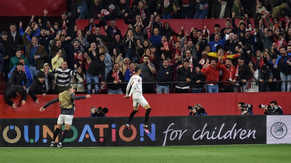 El delantero del Sevilla FC, Youssef En-Nesyri, celebra el primero gol ante el PSV Eindhoven. Foto: Mario Míjenz