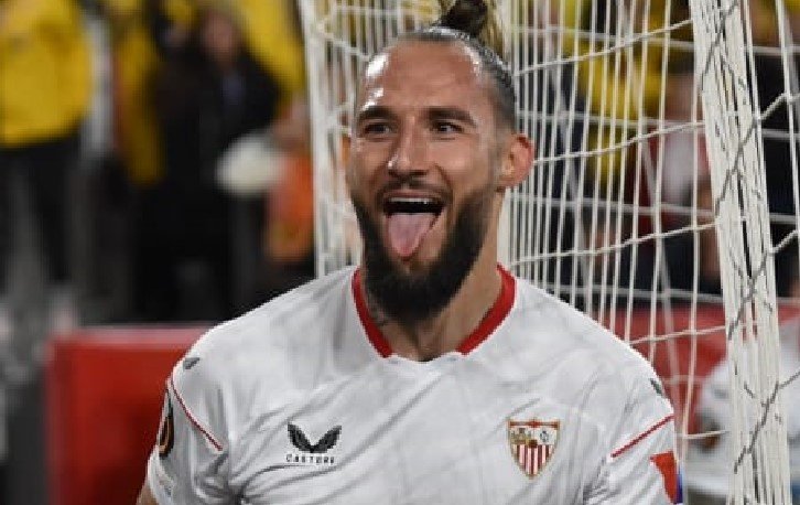 El jugador del Sevilla FC, Nemanja Gudelj, celebra el tercer tanto de su equipo ante el PSV en el partido de ida de los 1/16 de final de la Europa League. Foto: Mario Míjenz