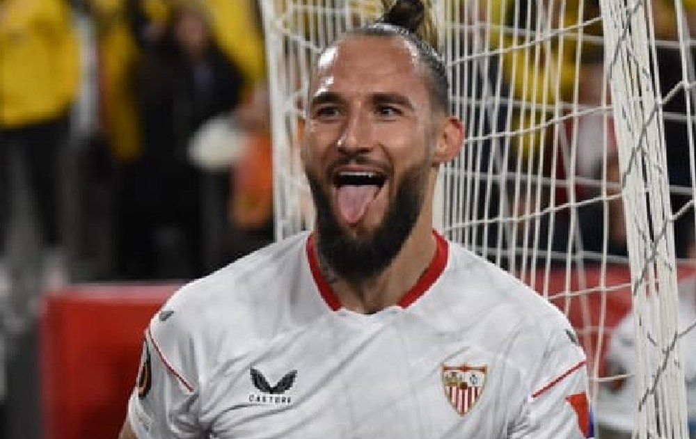El jugador del Sevilla FC, Nemanja Gudelj, celebra el tercer tanto de su equipo ante el PSV en el partido de ida de los 1/16 de final de la Europa League. Foto: Mario Míjenz
