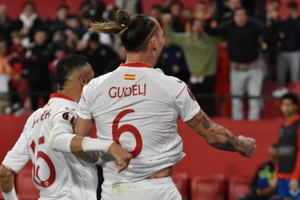 Nemanja Gudelj, junto a En-Nesyri, en el partido entre Sevilla FC y PSV. Foto: Mario Míjenz