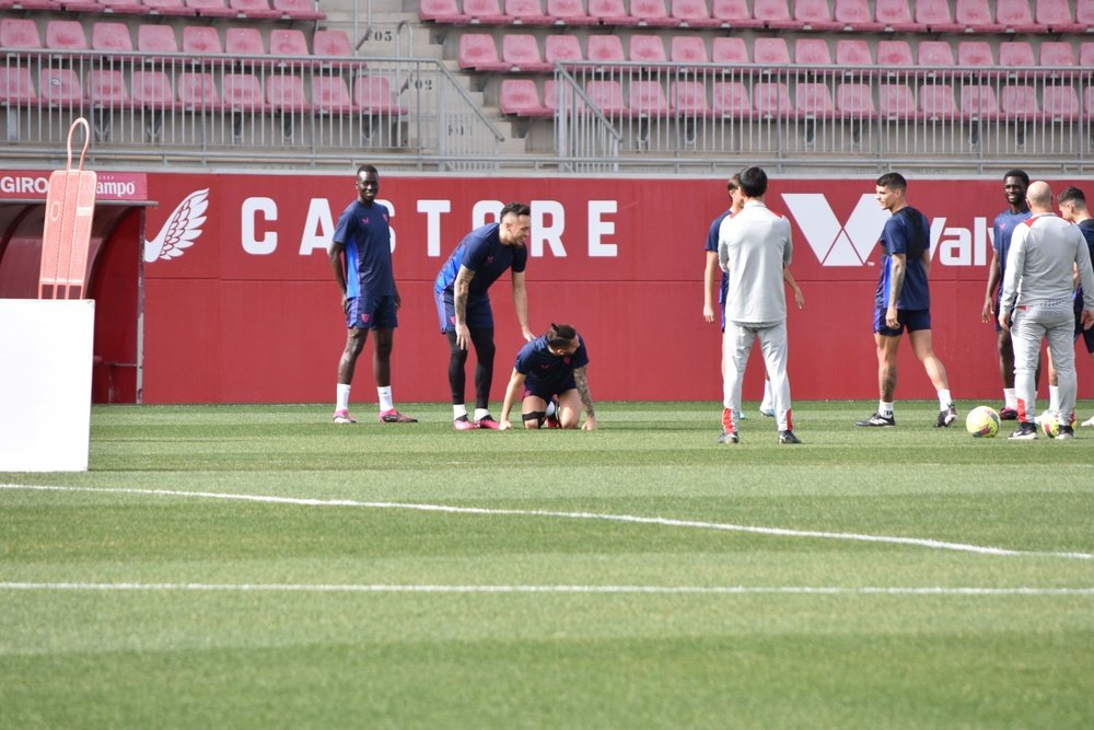 Alex Telles, junto a sus compañeros en el entrenamiento del Sevilla FC. Foto: Mario Míjenz