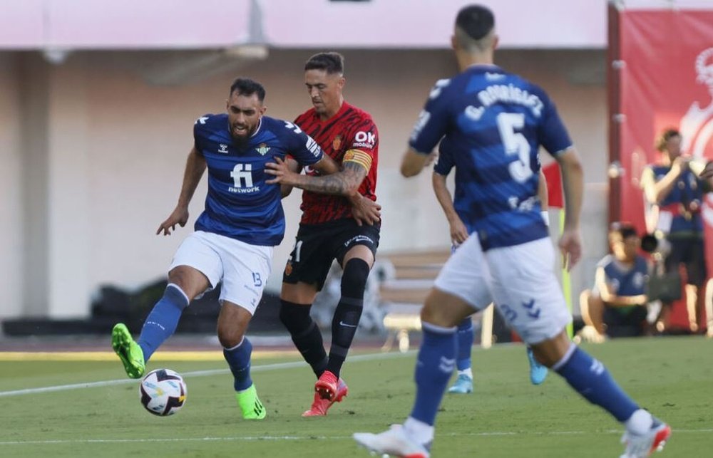 Borja Iglesias y Guido Rodríguez, durante el partido con el Mallorca de la primera vuelta.- Efe