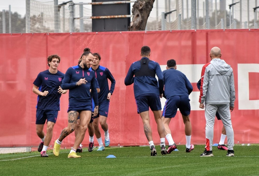 Imagen de Nemanja Gudelj en el entrenamiento del Sevilla FC | Imagen: Mario Míjenz