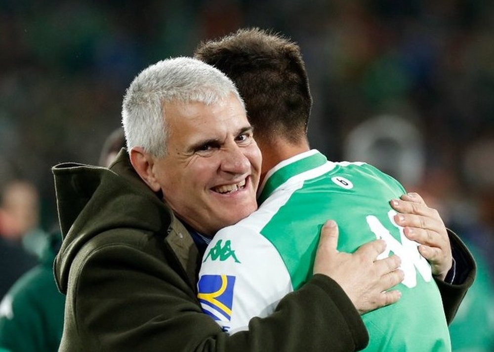 Antonio Cordón se abraza a un jugador del Real Betis tras una victoria.- RBB