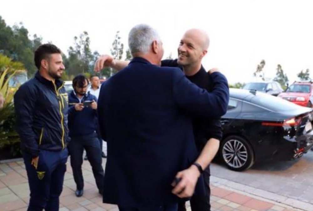Antonio Córdon recibe a Jordi Cruyff cuando éste firmó como seleccionador de Ecuador.-