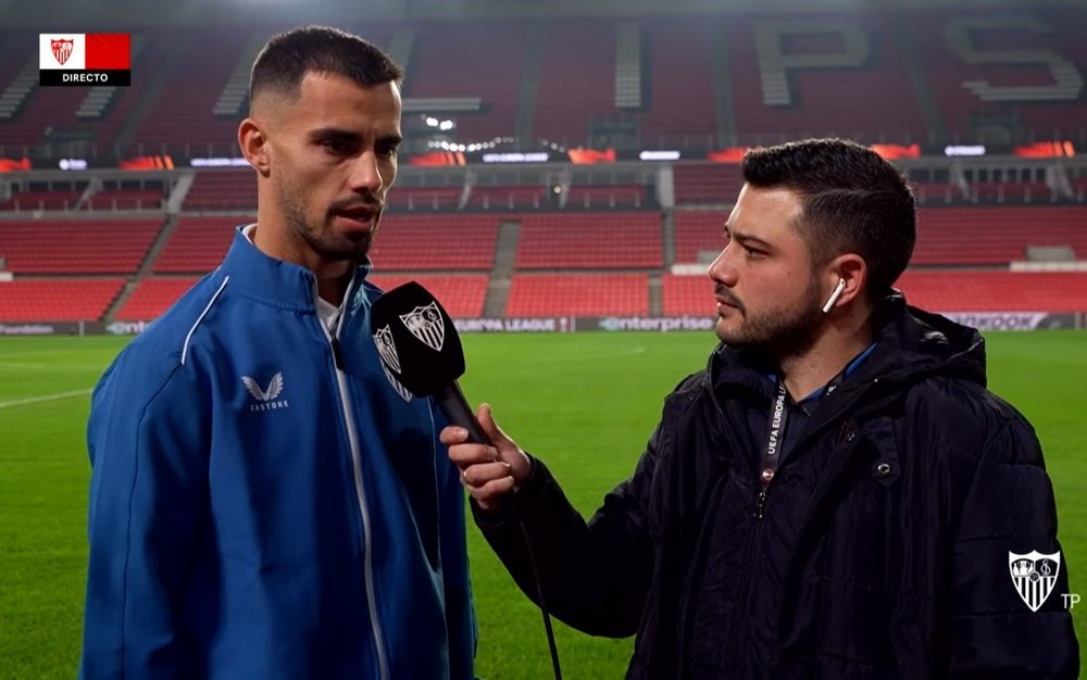 Suso Fernández en el Philips Stadion hablando para los medios del club | Imagen: Sevilla FC