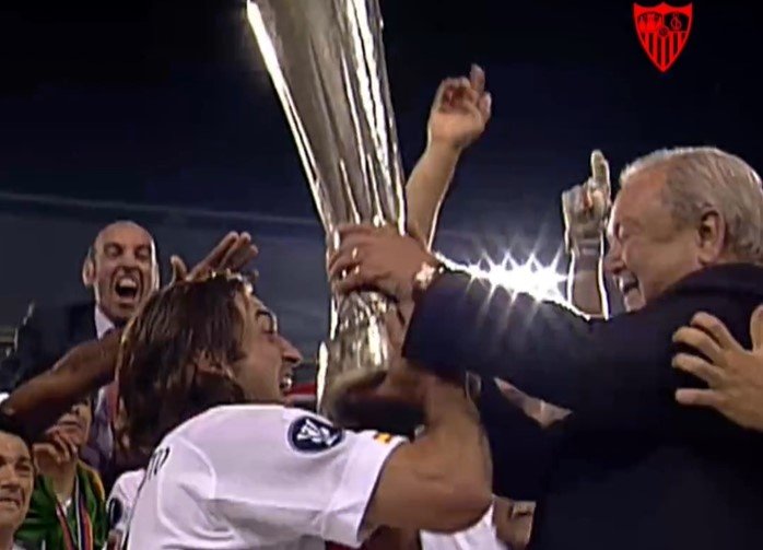 El capitán del Sevilla FC el 10 de mayo de 2006, Javi Navarro, levanta al cielo de Eindhoven la primera Europa League, de las seis, conquistadas por el Sevilla. Foto: SFC Media