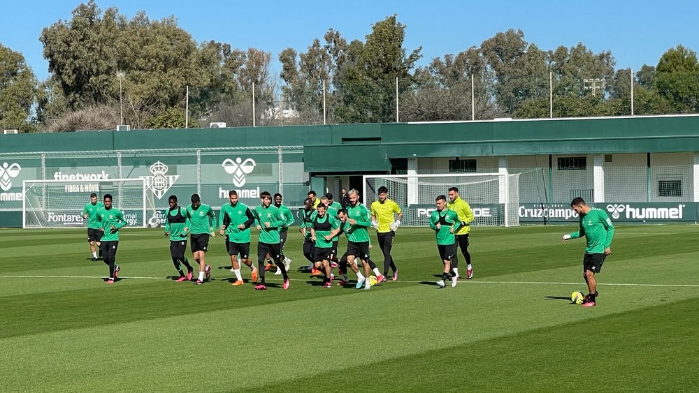 El Real Betis se ejercita se ejercita en la CD Luis del Sol antes de viajar a Elche.