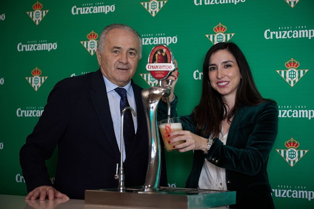 Rafael Gordillo, junto a María Cruz Sanguino tras la firma del acuerdo de renovación del patrocinio de Cruzcampo al Real Betis.- RBB