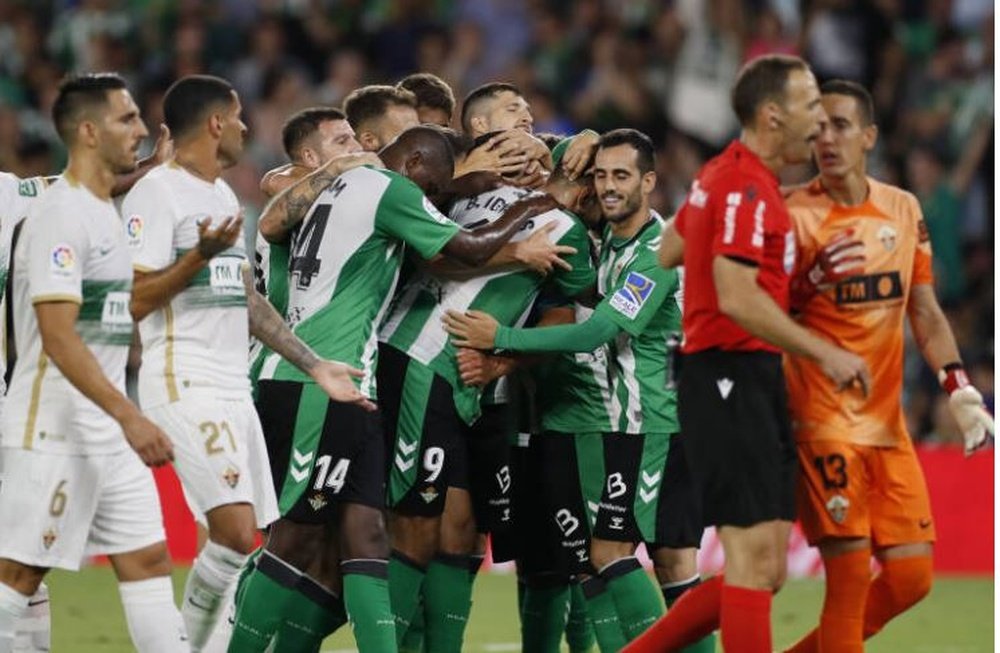 Los jugadores del Real Betis celebran uno de los tres goles al Elche en la primera jornada.- Efe