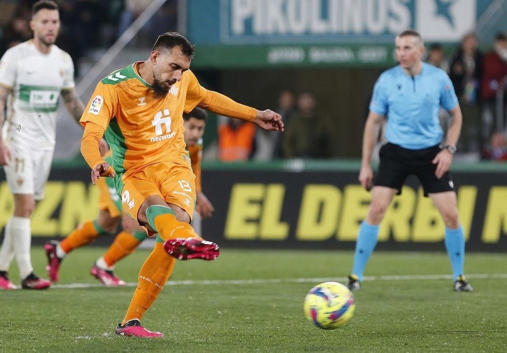 Borja Iglesias anotó un gol de penalti y Edgar Badia le detuvo otro. Efe