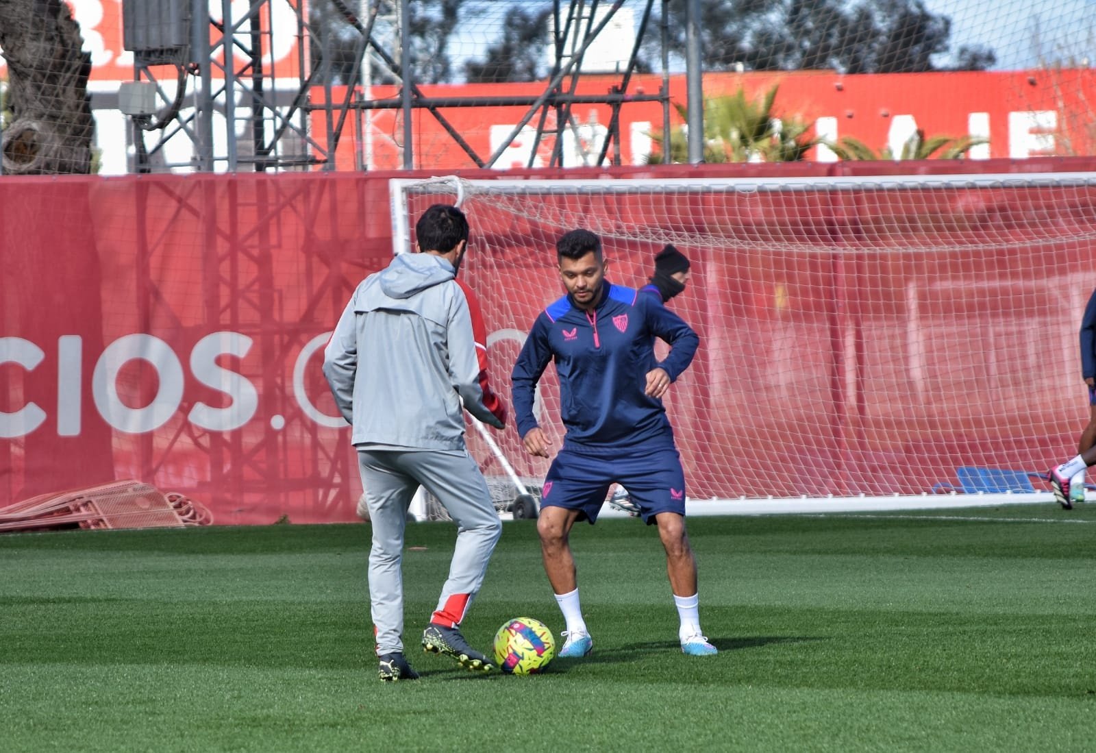 Tecatito Corona, junto a José Conde, ejercitándose en el entrenamiento del Sevilla FC. Foto: Mario Míjenz