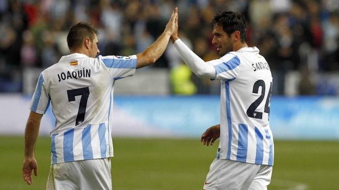 Joaquín se felicita con Roque Santa Cruis, al que dio dos asistencias -otra a Isco- cuando militaban en el Málaga, en la última victoria de un equipo de Pellegrini como local ante el Real Madrid.- Málaga CF