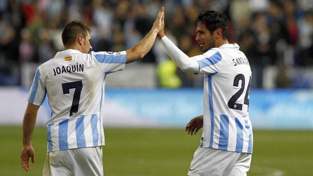 Joaquín se felicita con Roque Santa Cruis, al que dio dos asistencias -otra a Isco- cuando militaban en el Málaga, en la última victoria de un equipo de Pellegrini como local ante el Real Madrid.- Málaga CF