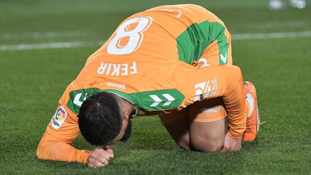 Nabiel Fekir se duele de su rodilla izquierda este viernes pasado en Elche.- Efe