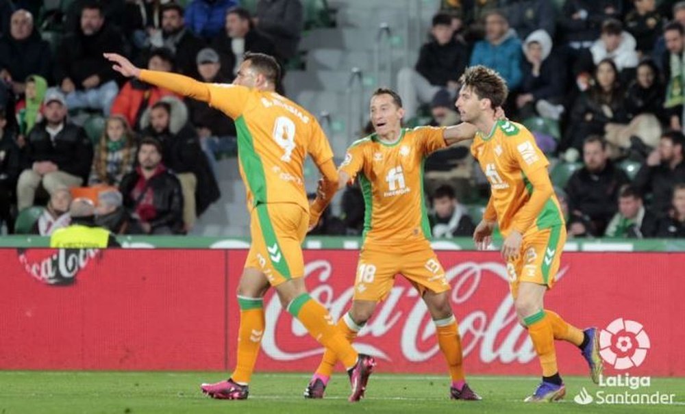 Miranda celebra el gol que marcó en Elche con Guardado y Borja Iglesias.- LaLiga