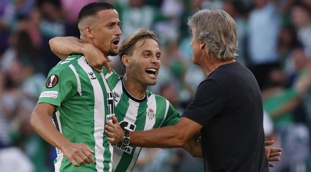 Manuel Pellegrini celebra con Luiz Felipe y Canales el finald e partido ante la Roma en el Benito Villamarín.- Efe