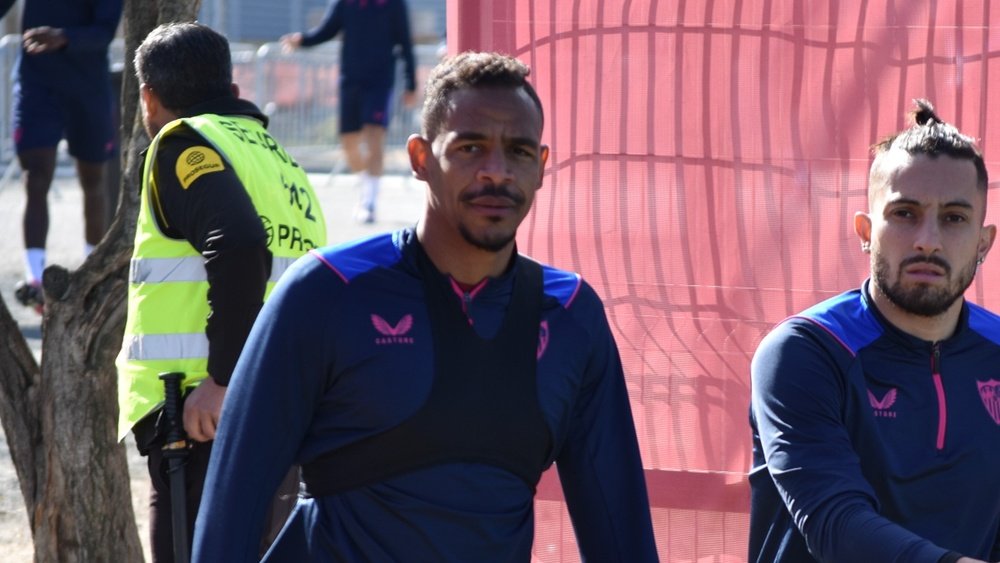 Imagen de Fernando Reges en el entrenamiento del Sevilla junto a Alex Telles | Imagen: Mario Míjenz