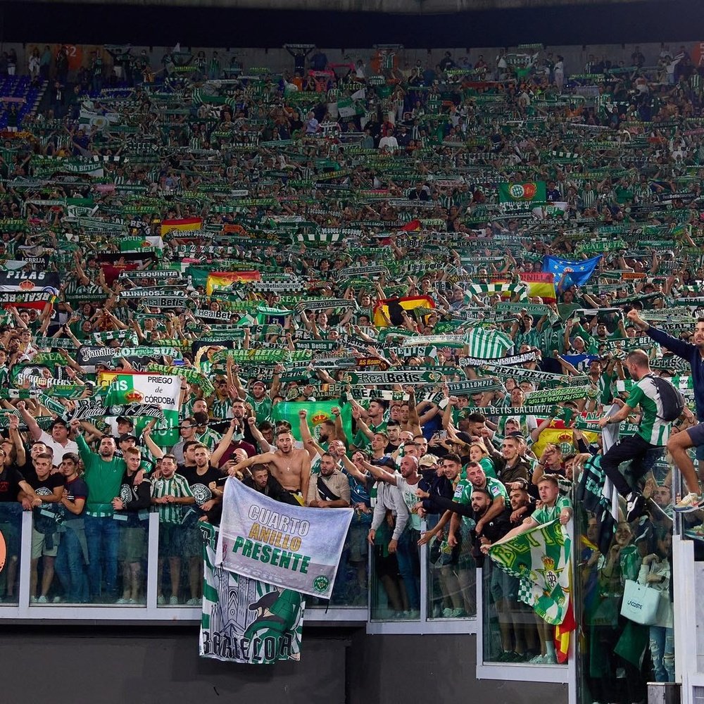 La afición del Real Betis hace algunos meses en el Olímpico de Roma. RBB