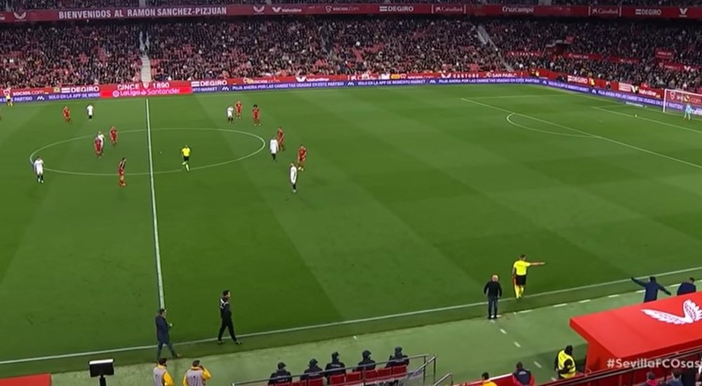El Sevilla FC ha demostrado con imágenes que su entrenador, Jorge Sampaoli, no se salió del área técnica y el Comité de Competición ha dejado sin efecto la amarilla que le mostró el colegiado Pulido Santana ante Osasuna. Foto: Captura DAZN
