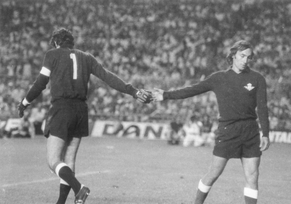 Iribar y Esnaola se saludan en la decisiva tanda de penaltis de la final de Copa de 1977. @RealBetis