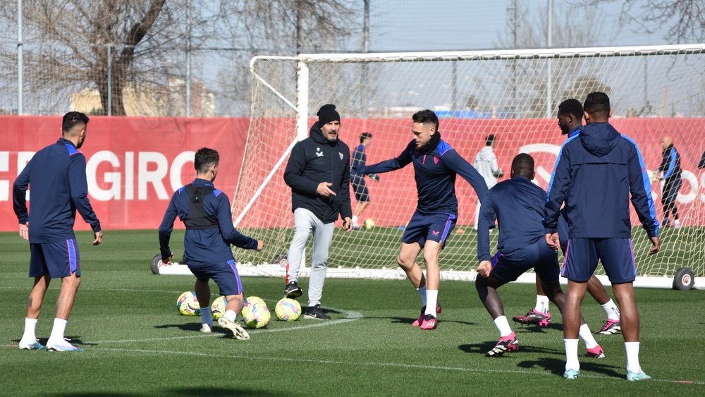 Imagen de Lucas Ocampos en el entrenamiento del Sevilla FC | Imagen: Mario Míjenz