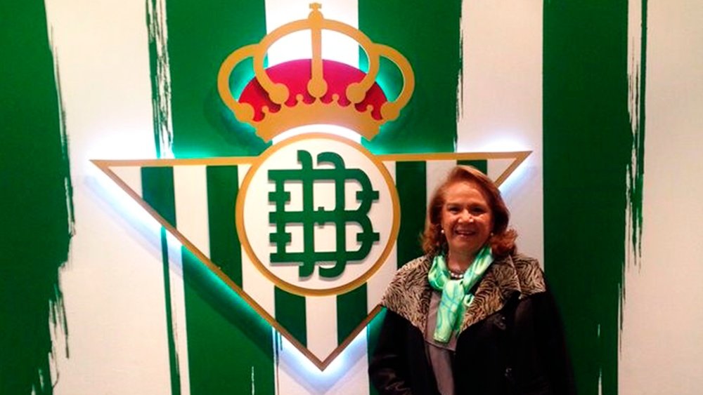 La Fundación del Real Betis premia a Concha Yoldi con el I Premio Rafaela Majó a los valores de la Mujer Bética. RBB