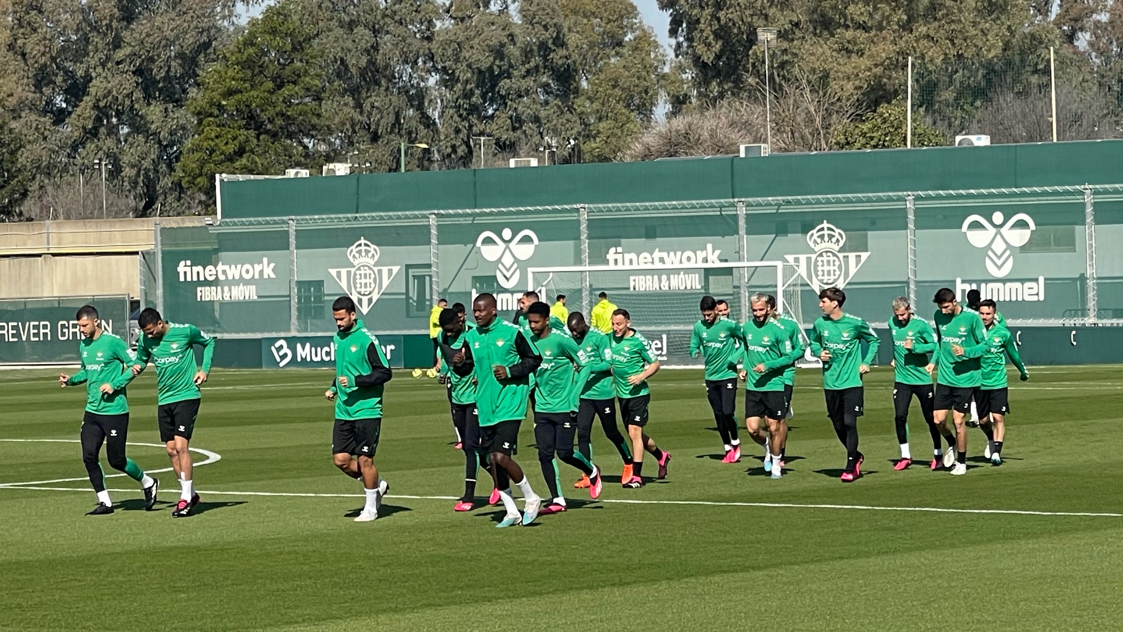 El Real Betis se ejercita en la CD Luis del Sol antes de enfrentarse al Real Madrid.