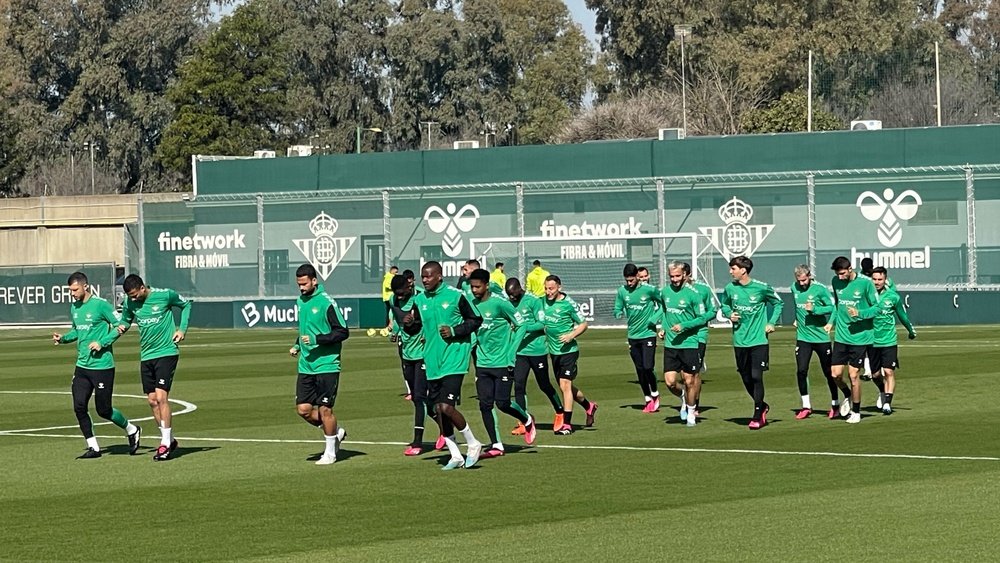 El Real Betis se ejercita en la CD Luis del Sol antes de enfrentarse al Real Madrid.