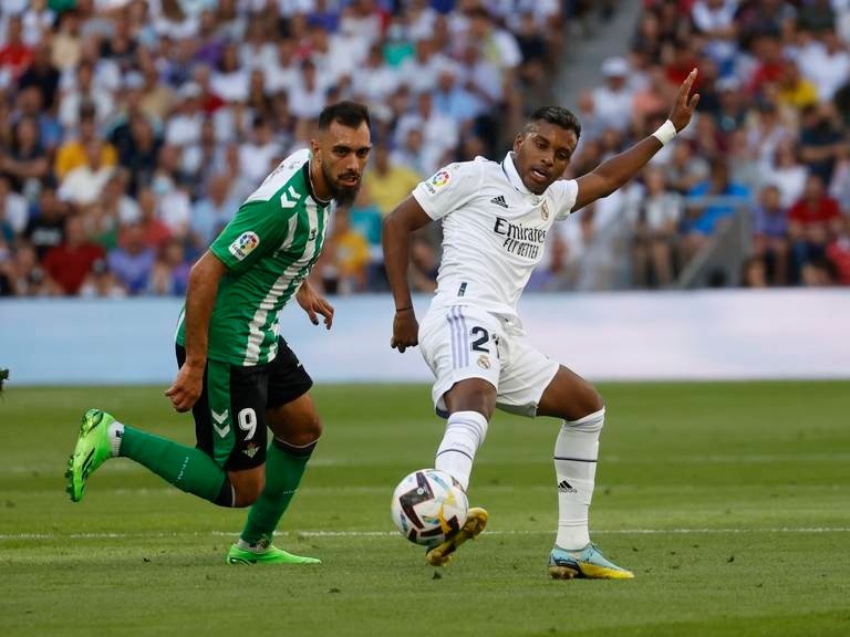 Borja Iglesias disputa un balón con Rodrygo durante el partido de la primera vuelta en el Bernabéu.- Efe
