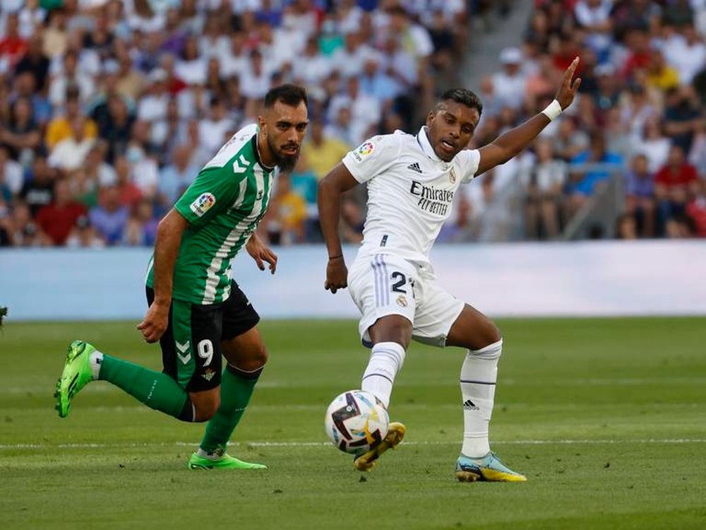 Borja Iglesias disputa un balón con Rodrygo durante el partido de la primera vuelta en el Bernabéu.- Efe