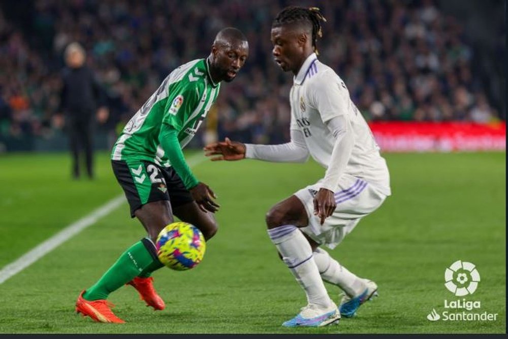 Sabalay disputa un balón con el madridista Camavinga.- LaLiga