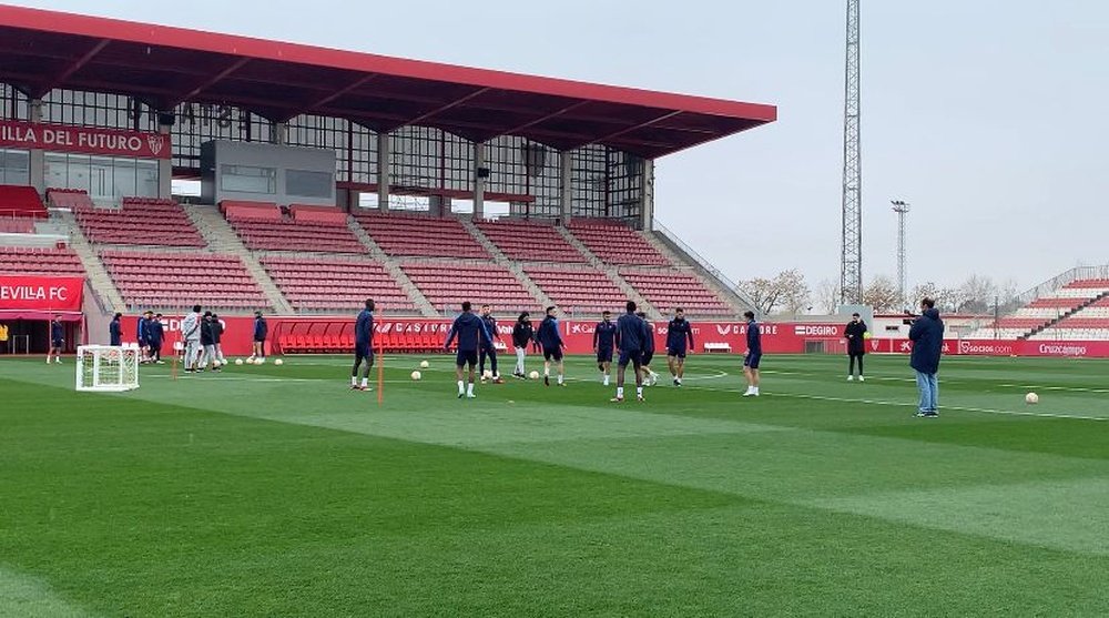 El Sevilla FC ejercitándose en la Ciudad Deportiva José Ramón Cisneros Palacios. Foto: José Manuel Rodríguez