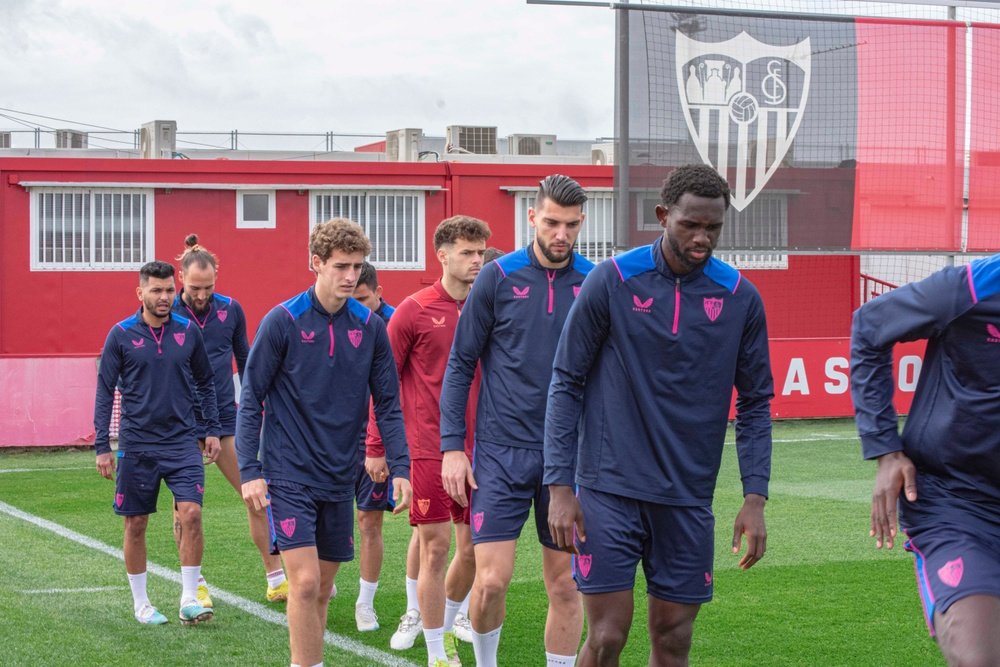 Imagen de Nianzou, Rafa Mir, Ramón Martínez, Manu Bueno y Jesús Tecatito Corona en el entrenamiento | Imagen: Mario Míjenz