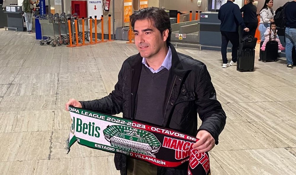 Ángel Haro, este lunes, poco antes de embarcar hacia Manchester.- Onda Cero