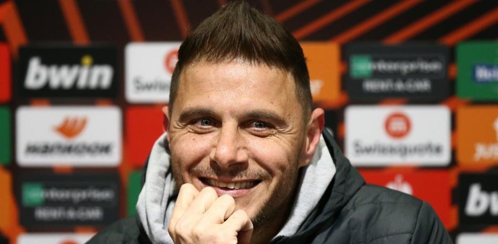 Joaquín Sánchez, durante la rueda de prensa de este miércoles en Old Trafford.- Efe