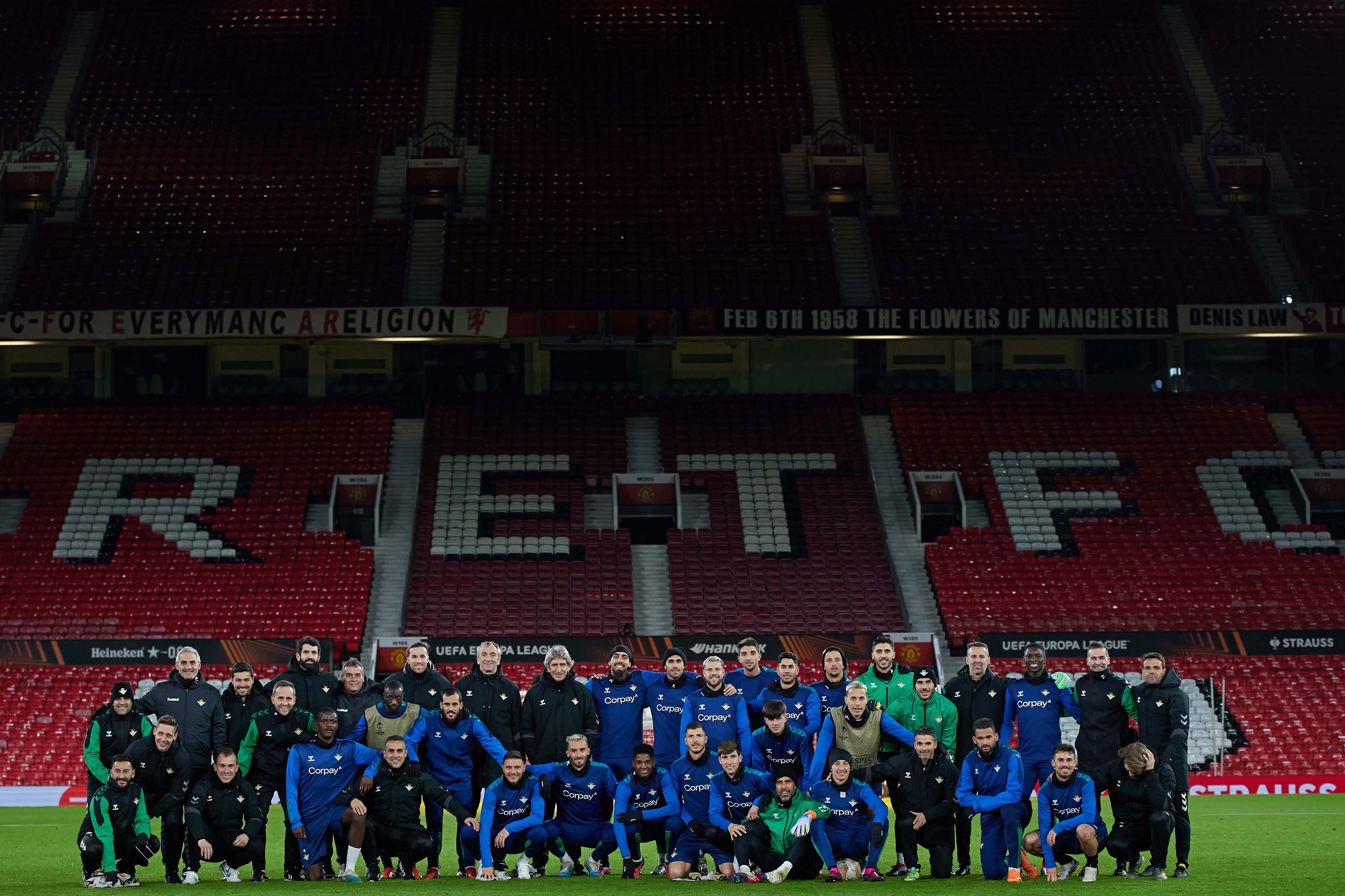 Los jugadores y el cuerpo técnico del Real Betis posan en Old Trafford tras el entrenamiento del miércoles.- RBB