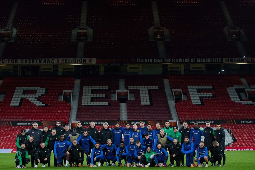 Los jugadores y el cuerpo técnico del Real Betis posan en Old Trafford tras el entrenamiento del miércoles.- RBB