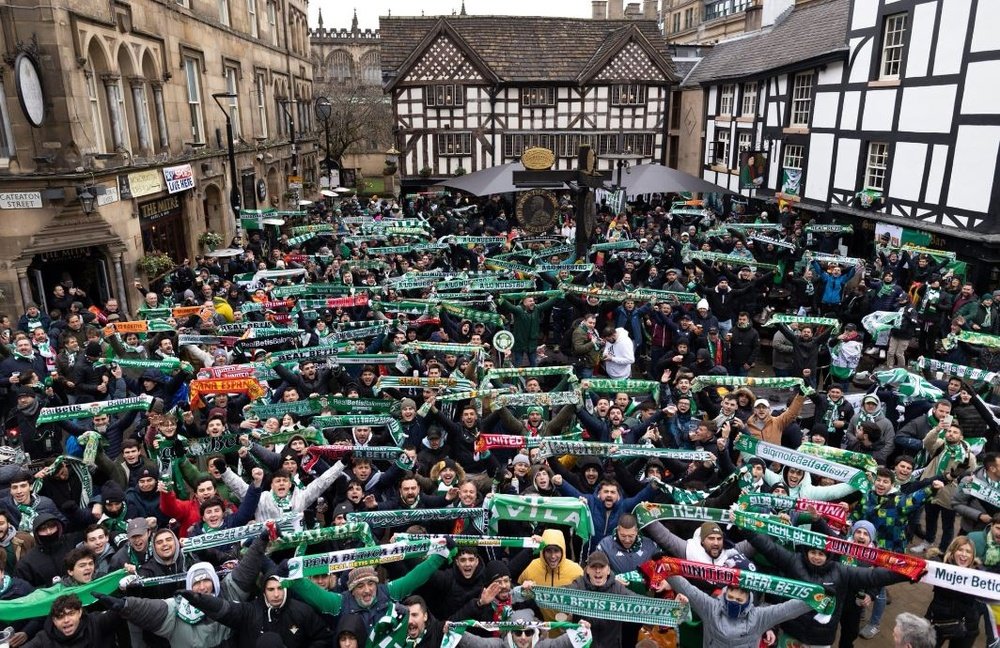 Cientos de aficionados béticos se ha reunido en Shambless Square en las horas previas al partido.- RBB