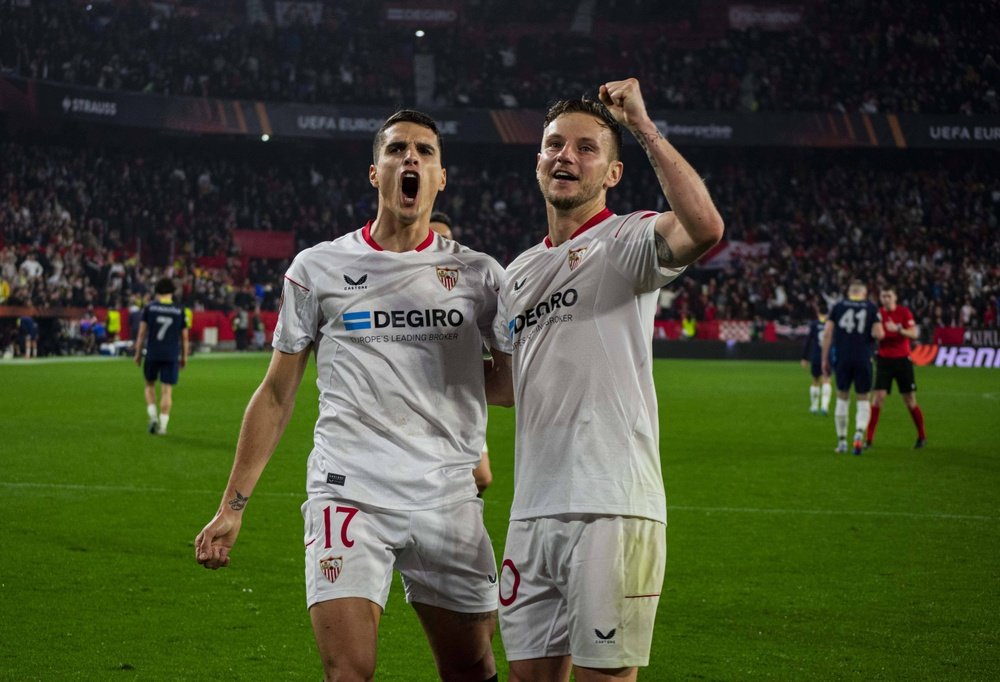 Erik Lamela, junto a Ivan Rakitic, celebrando el gol del Sevilla FC ante el Fenerbahçe. Foto: Mario Míjenz